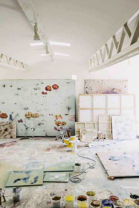 Miquel Barcelo’s painting studio is the equivalent of two floors to accommodate his large projects. Artists In Studio, Painting Atelier, Creative Art Studio, Artist Home Studio, Artist Atelier, Miquel Barcelo, Artist Studio Space, Paint Aesthetic, Art Atelier