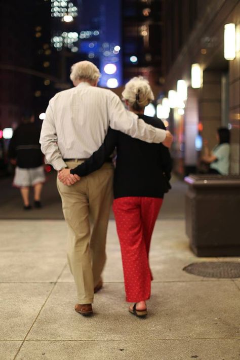 "We have a bunch of people using the same medium that cripples their self-esteem every time they log on to try to find a partner." Vieux Couples, Older Couple, Humans Of New York, Older Couples, Couple Walking, Couples Posing, Growing Old Together, Old Couples, Romantic Stories