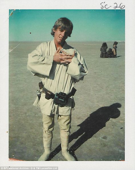 Rare behind-the-scenes photographs from Star Wars Episode IV: A New Hope are going on show in London. Humour Geek, Alec Guinness, Star Wars Cast, Star Wars Episode Iv, Star Wars 1977, Star Wars Love, Star Wars Trilogy, Star Wars 2, Arte Dc Comics