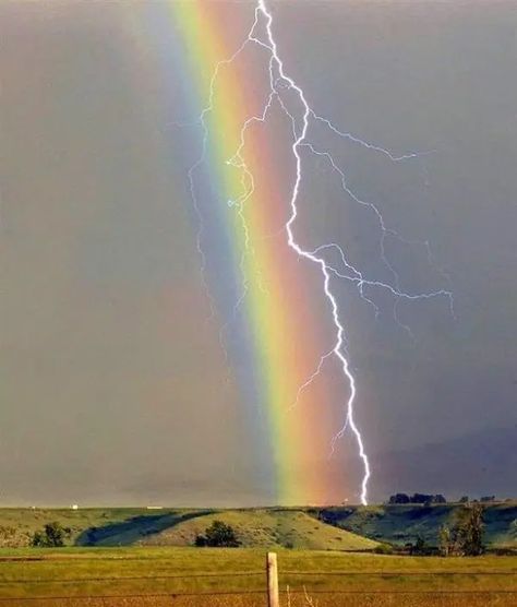 89 Pictures of Rainbows That Will Get You Clicking Your Ruby Slippers ... Cer Nocturn, Rainbow Pictures, Matka Natura, Wild Weather, Image Nature, Ice Age, Natural Phenomena, Beautiful Rainbow, Beautiful Sky