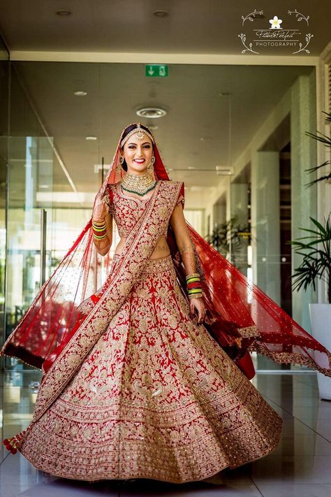 Intricate red bridal lehenga for Indian bride. See more on wedmegood.com  #wedmegood #indianwedding #indianbride #lehenga #lehengacholi #bridallehenga #red #redlehenga विवाह की फोटोग्राफी की मुद्राएं, Orang India, Pengantin India, Indian Wedding Lehenga, Saree Bollywood, Wedding Lehenga Designs, Indian Bride Outfits, Bridal Lehenga Collection, Bridal Lehenga Red