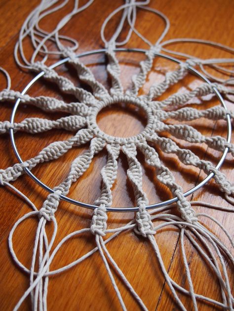 How to macrame dreamer how to Hantverk Diy, Pola Macrame, Art Macramé, Dream Catcher Diy, Macrame Patterns Tutorials, Micro Macramé, Macrame Plant Hangers, Macrame Ideas, Macrame Tutorial