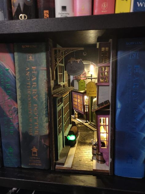 Diagon Alley Inspired Booknook Kule Ting, Bookshelf Art, Vitrine Miniature, Theme Harry Potter, Diagon Alley, Harry Potter Room, Harry Potter Diy, Book Nook, Bookshelf Decor