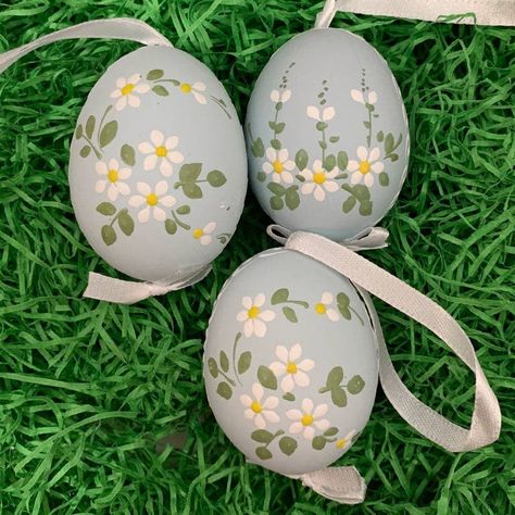 "Handmade from a real chicken egg, this egg ornament features daisies hand painted on a pale blue egg.  Egg measures approximately 2-1/4\" tall with a 2-3/4\" ribbon hanger.  Handmade in Slovakia using traditional methods for handcrafting Eastern European Easter eggs.  Flowers differ slightly, please let us choose for you" Eastern Eggs, Simple Easter Eggs, Easter Baby Photos, Spring Easter Eggs, Creative Easter Eggs, Easter Paintings, Easter Egg Art, Eggs Flowers, Easter Craft Decorations