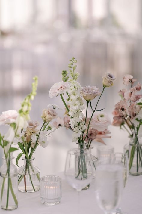 Wedding Decor Flowers Table, Wedding Table Flowers Pink, Dusty Flowers Wedding, Desert Rose Wedding Table Decor, Blush Romantic Wedding, Dusty Pink Wedding Reception, Dusty Rose Bud Vases, White Table Flower Arrangements, Pink And White Bud Vases Wedding