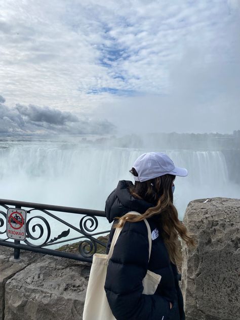 Downtown Toronto Aesthetic Outfit, Canada Instagram Pictures, Niagara Falls Outfit Winter, Toronto Instagram Story, Toronto Picture Ideas, Niagra Falls Outfits, Niagara Falls Outfit, Niagara Falls Picture Ideas, Niagara Falls Aesthetic