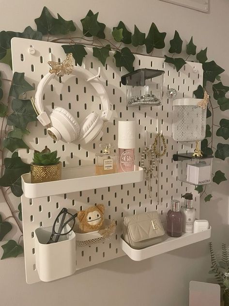 Minimalist Bedroom Desk Area, Pegboard Organization Aesthetic, Cute Small Spaces Room Ideas, Cute Bedroom Ideas For Apartments, Forest Theme Desk, Ikea Pin Board Aesthetic, Cute Bedroom Storage Ideas, Dorm Organizing Ideas, Cute Peg Board Ideas