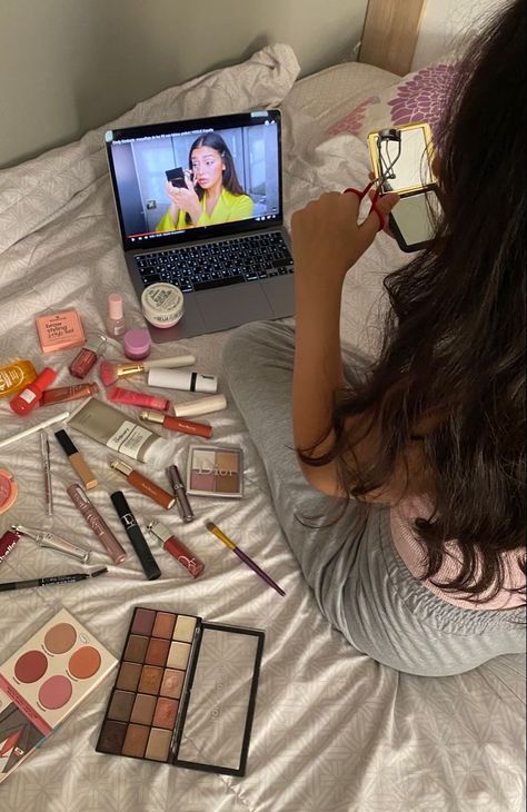 Learn How To Do Makeup, Makeup Vision Board, Learn To Do Makeup, Doing Makeup Aesthetic, Pretty Makeup Products, Getting Ready Makeup, Makeup Getting Ready, Makeup Learning, Learning Makeup