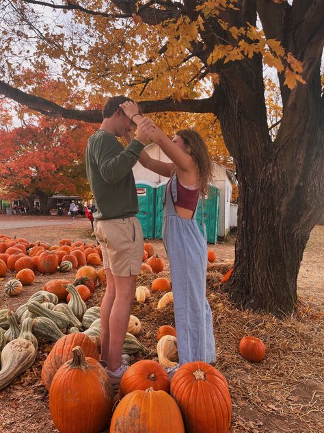 Fall Activities With Boyfriend, Fall Ideas Boyfriend, Fall Date Night Aesthetic, Cozy Fall Aesthetic Couple, Couple Photoshoot Fall Outfit, Fall Ideas With Boyfriend, Best Friend Fall Activities, Fall Dates For Couples Aesthetic, Couples Fall Ideas