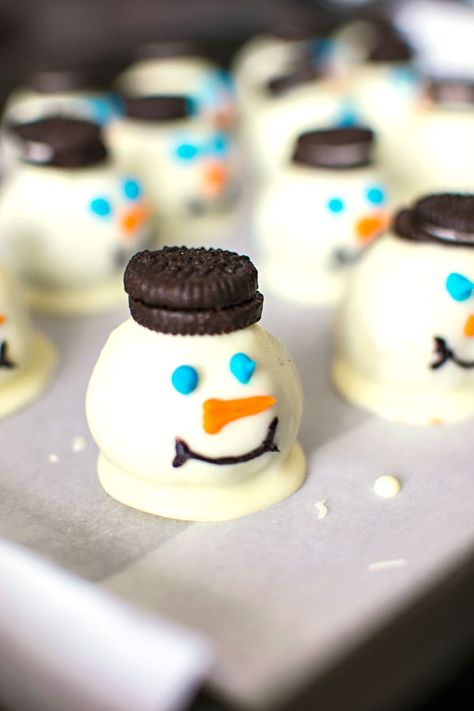 Oreo Ball, Snowmen Cookies, Melting Snowmen Cookies, Melted Snowman Cookies, Crushed Oreo, Oreo Cookie Balls, Cookie Balls, Melting Snowmen, Melted Snowman