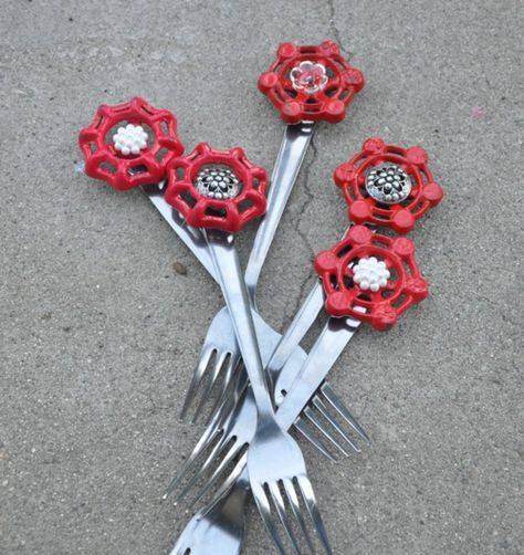 Upcycling, Screw Flowers, Faucet Flowers, Junk Crafts, Art Diy Projects, Sound Garden, Recycled Garden Art, Unique Garden Art, Silverware Art