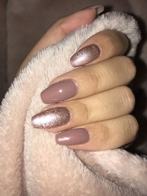 October Nails Neutral, Nails With Dusty Rose Dress, Dusty Peach Nails, Nails To Go With Dusty Rose Dress, Dusty Rose Gold Nails, Gold And Mauve Nails, Sns Rose Gold Nails, Dusty Rose Nails Acrylic Short, Dusty Rose Prom Nails