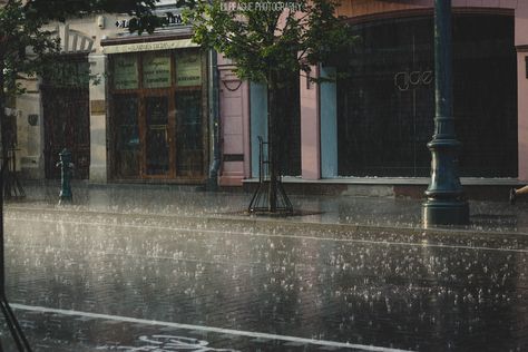 Vintage Film Photography, Rainy Day Aesthetic, Fotografi Vintage, Love Rain, Studio Photo, Fotografi Potret, Film Aesthetic, Rainy Days, Aesthetic Photography