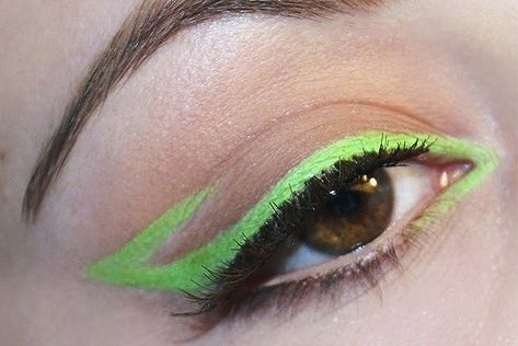 Like Green Eyeliner, Funky Green Eye Makeup, Neon Green Graphic Liner, Neon Green Eyeliner Looks, Neon Makeup Ideas Eye Easy, Black And Neon Green Makeup, Neon Green Concert Outfit, Lime Green Eyeliner, Uv Eyeliner Looks