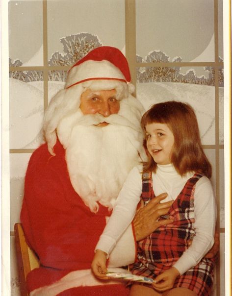 "Why, Cindy... I don't remember you having these last year!" Bad Family Photos, Mall Santa, Funny Family Photos, Scary Christmas, Santa Claws, Awkward Photos, Bad Santa, Creepy Christmas, Santa Photos