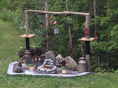 Fresco, Unique Backyards, Bird Feeder Station, Bird Feeder Stands, Simple Garden Designs, Backyard Birds Sanctuary, Backyard Birds Feeders, Wooden Bird Feeders, House Unique