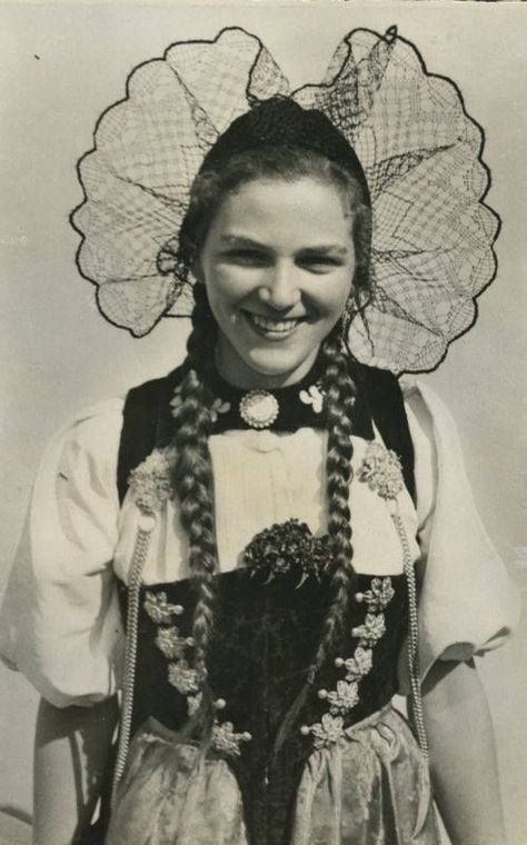 Swiss maiden wearing a traditional Berner Tracht. | Folk Costume | Dirndl, Switzerland, Folk costume World Cultures, Dirndl Hairstyles, German Dress, Costumes Around The World, Folk Dresses, Traditional Fashion, Folk Costume, People Of The World, Horse Hair