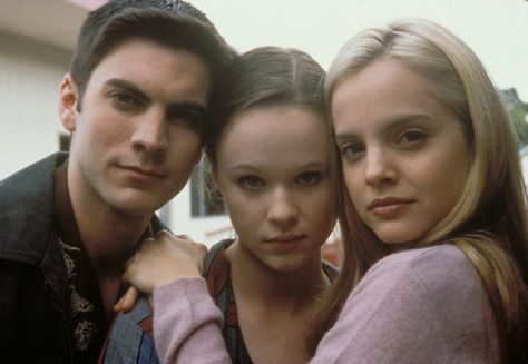 Thora Birch, Mena Suvari and Wes Bentley in "American Beauty" (1999) Annie Leibovitz, Wes Bentley, Thora Birch, Mena Suvari, Beauty Movie, Sam Mendes, I Love Cinema, Lewis Carroll, Great Films