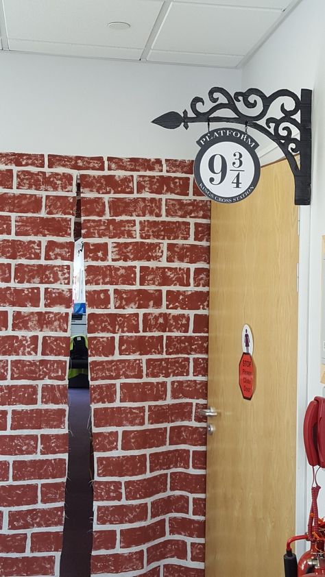 Diy Platform 9 3/4 Wall, Diy Platform 9 3/4 Sign, Diy Platform 9 3/4, Harry Potter Platform 9 3/4 Diy, Harry Potter Entrance Decor, 9 And 3/4 Harry Potter Sign, Diy Hogwarts Decorations, Harry Potter Platform 9 3/4, Harry Potter Brick Wall