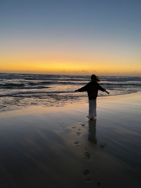 #sunrise #sea #light #yellow #orange #astethic #beach #holiday #vacation #sand Nature, Beach Astethic Photo, Boho Beach Astethic, Confidence Astetic Pictures, Picture Astethic, Sunrise Astethic, Beauty Astethic, Orange Astethic, Beautiful Astethic