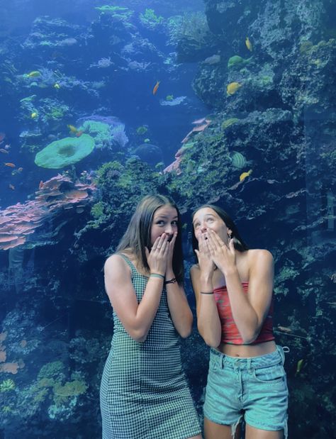 Aquarium With Friends, Aquarium Poses, Aquarium Pictures, Beach Week, Summer Pics, Cute Pic, Travel Pics, Summer Friends, Good Poses