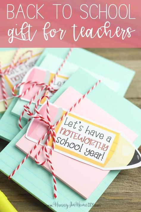 This free printable notebook gift tag is perfect for notebook gifts for teachers! If you're looking for notebook gift ideas or back to school gifts for teachers, you'll love this simple notebook gift idea. It would even be perfect for a back to school gift basket or first day of school gifts for teachers. This teacher git idea diy is great because it has printable teacher gift tags free! Back To School Gift Basket, Notebook Gift Ideas, Bday Gift For Boyfriend, Teacher Presents, Handmade Teacher Gifts, Teacher Notepad, Pto Ideas, Back To School Gifts For Teachers, Notepad Gift