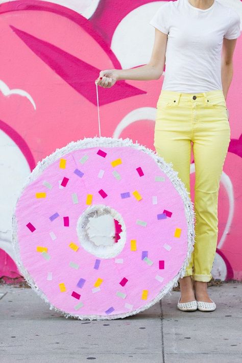 Donut Pinata, Donut Craft, Pinata Diy, Giant Donut, Doughnut Party, Diy Donut, Shopkins Birthday Party, Diy Donuts, Piñata Ideas