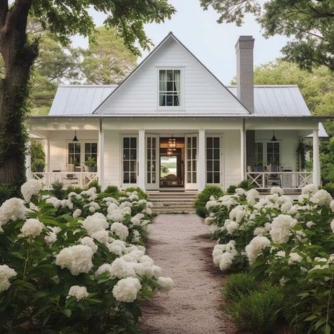 Barndo Cottage, French Cottage Home, Southern Cottage, Cottage Exterior, Casas Coloniales, Casa Exterior, Farmhouse Exterior, Cottage Design, Dream House Exterior