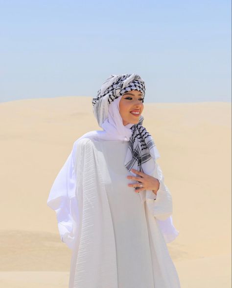 Sahara Desert Outfit Women, Arab Women Outfits, 21 Ramadan, Arabian Outfit, Desert Outfit Ideas, Desert Outfit, Female Clothes Outfits, Abaya Fashion Dubai, Recipe Aesthetic