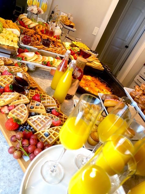 Breakfast board ideas 16 Birthday Breakfast Ideas, Mini Waffle Brunch Ideas, Catering Display Breakfast, Birthday Breakfast Brunch Ideas, Big Brunch Buffet, Breakfast Ideas Set Up, Friends Breakfast Ideas, Breakfast Table Ideas Brunch Party, Brunch Food Layout