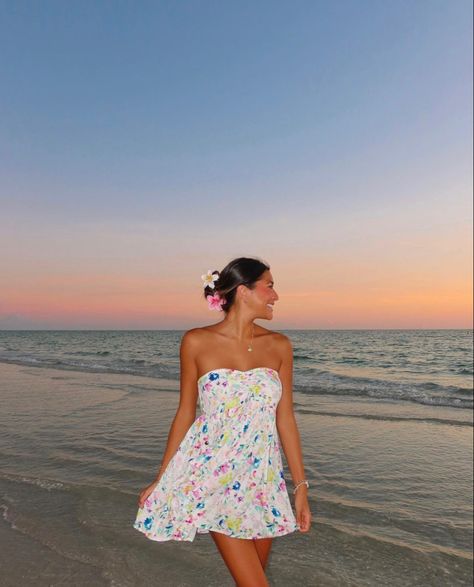 Beach Pics With Flowers, Beach Pictures Dress Summer, Sunset Beach Photos Dress, Beach Dress Pictures, Floral Dress Photoshoot, Beach Dress Aesthetic, Beach Sunset Pictures, Beach Dress Photoshoot, Sunset Beach Photos