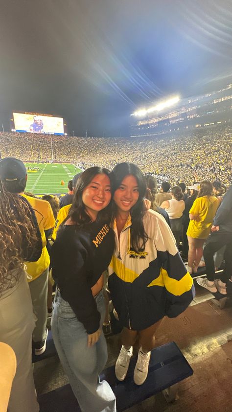 Minnesota Game Day Outfit, Umich Outfits, Umich Game Day Outfit, University Of Michigan Aesthetic, Umich Gameday, College Manifestations, Michigan Game Day, U Michigan, Jj Mccarthy