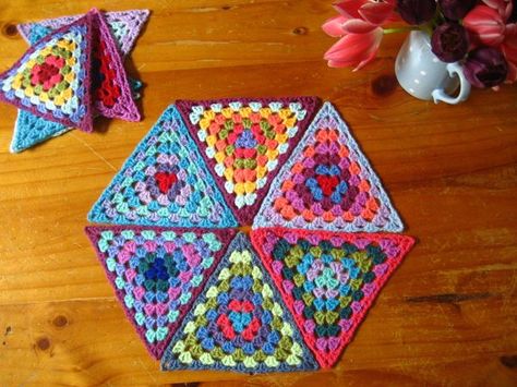 Crochet Squares, Crochet Triangle Pattern, Granny Square Haken, Crochet Bunting, Crochet Triangle, Crochet Blocks, Granny Squares Pattern, Granny Square Crochet Pattern, Triangle Pattern