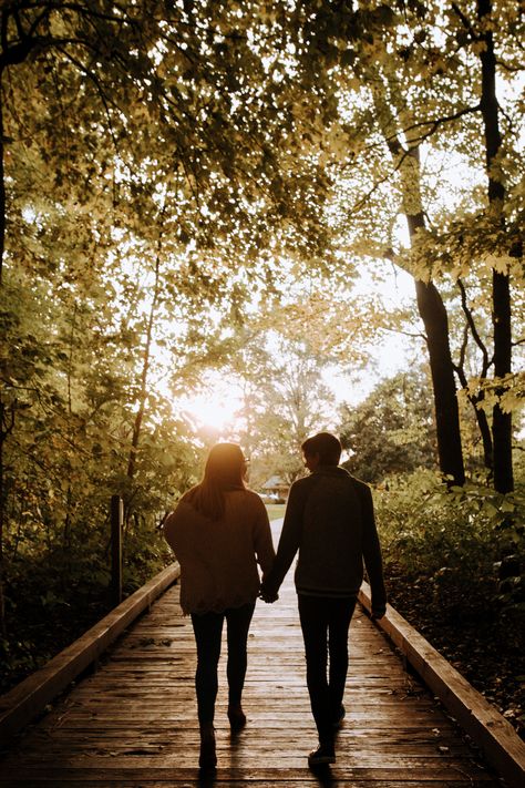 Nature, Couples Photoshoot Silhouette, Walk Together Couples, Couple Walking Photo, Couple Photo Nature, Silluet Paintings, Couple Walking Together Aesthetic, Couples Walking Together, Couple Photoshoot Poses Natural