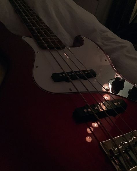 Jazz bass aestethic Dark Bass Aesthetic, Red Bass Guitar Aesthetic, Guitar Guy Aesthetic, Guitar Picks Aesthetic, Bass Guitar Aesthetic, Bass Aesthetic, Gitar Vintage, E Guitar, Guitar Guy