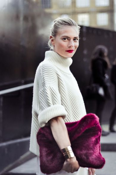 London Fashion Weeks, Pandora Sykes, Fluffy Bag, Fur Clutch, Fuzzy Wuzzy, Fashion Week Trends, London Fashion Week Street Style, Oversized Clutch, Bag Outfit