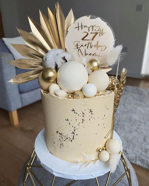 DLT Bakes on Instagram: “🌾 BISCOFF BOHO BEAUTY 🌾 This little cake was requested by @ruth_benjamin2020 for her daughter @naomibenjamin19 🥰👯‍♀️ Sooooo frustrated that…” Nutella Birthday Cake, Chocolate Cake Layers, Golden Birthday Cakes, 25th Birthday Cakes, Realistic Cakes, Golden Cake, Gold Birthday Cake, Unique Birthday Cakes, Elegant Birthday Cakes