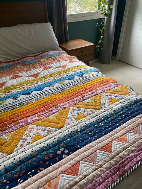 MODERN QUILTS GALLERY — New Song Quilting Co. Patchwork, Cute Quilt Ideas, Patchwork Quilts Bohemian, Scrap Quilts Ideas, Cottagecore Quilt, Maze Quilt, Temperature Quilt, Cloth Projects, Visual Gallery