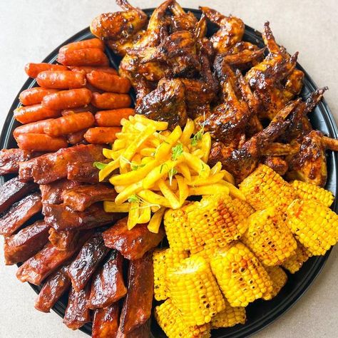 Platter Menu Ideas, Huge Food Platters, Decorative Food Platters, Homemade Platter Ideas, Picnic Party Ideas Food, South African Food Platters, Dinner Platter Ideas Parties Food, Buffet Snacks Ideas, Platter Ideas Party Meat