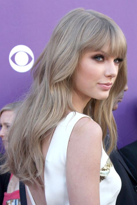 Taylor Swift Hair Blonde, Dark Blonde Hair Taylor Swift, Muted Ash Blonde Hair, Ashy Sandy Blonde Hair, Taylor Swift Hair Color 2023, Sandy Ash Blonde Hair, Toning Hair Before And After, Ash Beige Blonde Hair, Taupe Blonde Hair