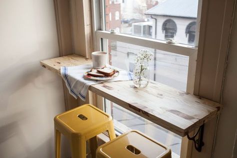 diy coffee corner Diy Breakfast Bar, Små Rum Lidt Plads, Window Seat Kitchen, Cocina Diy, Window Bars, Trendy Apartment, First Apartment Decorating, Breakfast Bar Kitchen, Decor Ikea