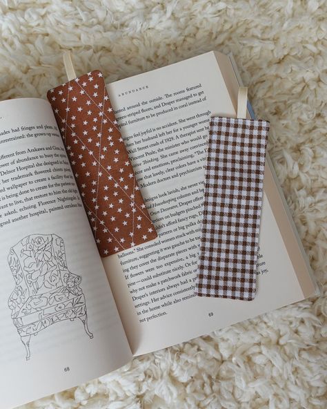 Learn how to sew easy and quick DIY bookmarks with this simple Christmas sewing project tutorial. This project is perfect for any small scrap pieces of fabric you have in your fabric stash and makes a stylish and budget friendly gift. Diy Sewn Bookmark, Tela, Upcycling, Patchwork, Sewing Machine Easy Projects, Quick Beginner Sewing Projects, Diy Sew Bookmark, Diy Sewing Bookmark, Small Textile Projects