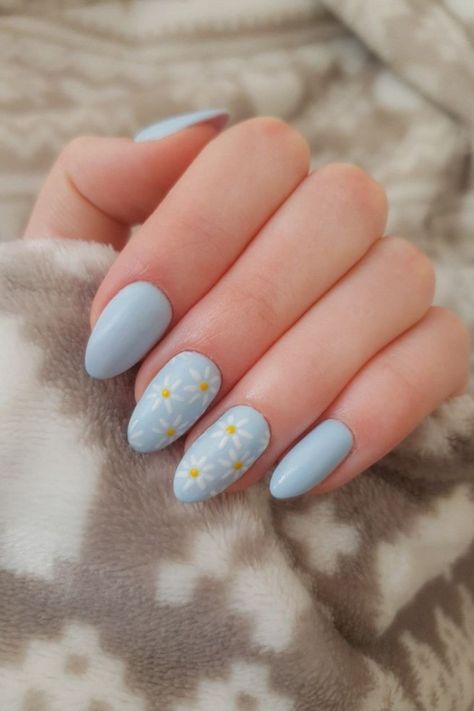 Summer nail ideas Blue Nails Ideas Flower, Simple Blue Flower Nails, Light Blue Nails With Flower Design, Simple Light Blue Nail Designs, Daisy Blue Nails, Light Blue Nails Floral, Blue Nails Daisies, Summer Nails Sky Blue, Light Blue Nails Flowers