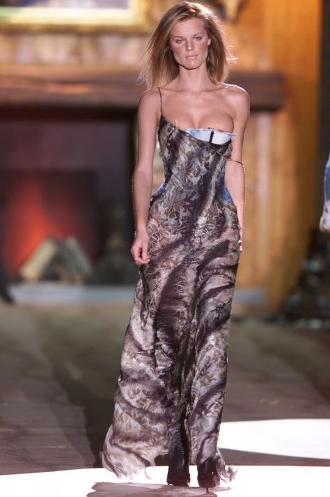 Roberto Cavalli Fall 2001 Ready-to-Wear https://www.vogue.com/fashion-shows/fall-2001-ready-to-wear/roberto-cavalli/slideshow/collection#4 Haute Couture, Couture, Roberto Cavalli Couture, Roberto Cavalli Jewelry, Vintage Cavalli, Roberto Cavalli Runway, Roberto Cavalli Vintage, Vintage Roberto Cavalli, 2000s Fashion Icons