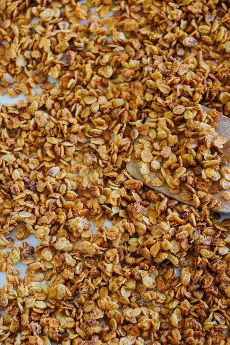 Low Calorie Granola, Granola Calories, Diy Granola, Easy Granola Recipe, Oatmeal Granola, Granola Recipe Healthy, Honey Granola, Easy Granola, Granola Recipe Homemade