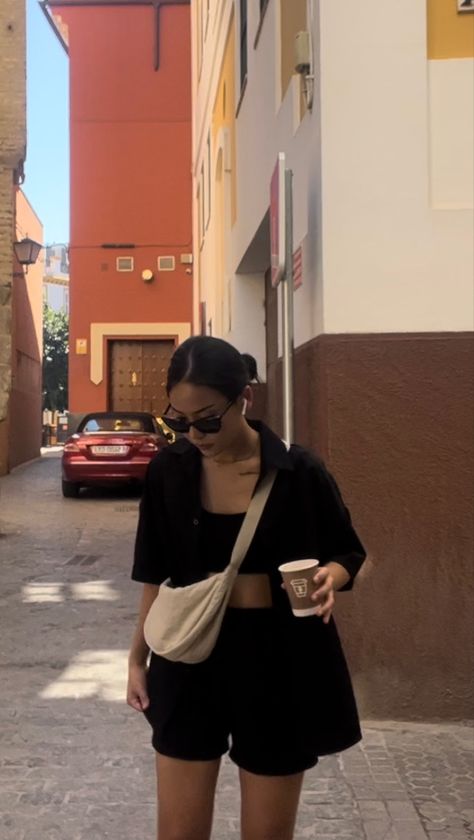 Minimal Black Outfits Women, Always Cold Outfit, Minimal Summer Outfits 2023, Vacation Casual Outfits Summer, Preppy Tomboy Aesthetic, Uniqlo Spring Outfit, Spring Outfits Beach, Travel Ootd Summer Casual, Minimal Outfit Ideas Aesthetic