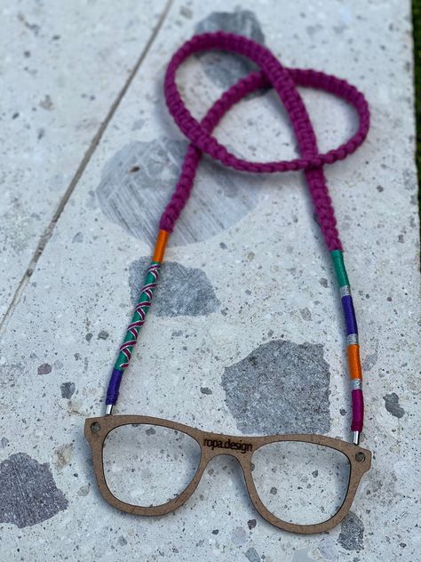 Macrame Sunglass Holder, Glasses Strap Ideas, Macrame Glasses Strap, Glasses Strap Diy, Crochet Glasses Chain, Crochet Sunglasses, Crochet Glasses, Diy Jewelry Videos, Glasses Cord