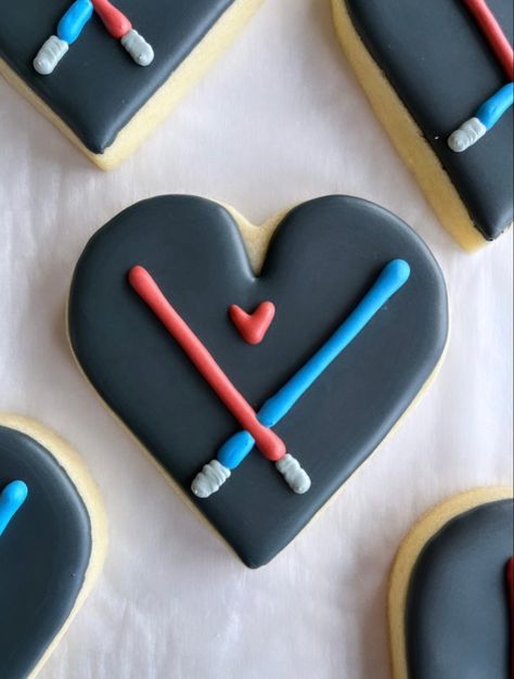 Essen, Easy Star Wars Cookies, May The 4th Be With You Cookies, Star Wars Wedding Cookies, Star Wars Baking Ideas, Star Wars Decorated Cookies, R2d2 Cupcakes, Star Wars Bachelorette, Star Wars Cookies Decorated