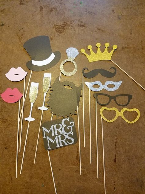 Wedding Photobooth Props, Engagement Party Props, Diy Fotokabine, Wedding Photobooth, Wedding Photo Booth Props, Bridal Shower Decorations Diy, Photobooth Props, Wedding Photo Props, Diy Photo Booth