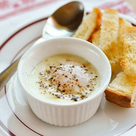 Bake Eggs, Eggs In The Oven, Ramekin Recipe, Cocotte Recipe, Eggs In Oven, Toaster Oven Recipes, Cooking Guide, Cooking Lessons, Egg Dish